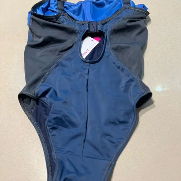 Swimsuit - Picture 3 of 6